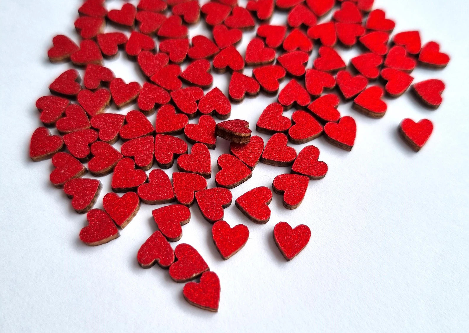 Red Glitter Wood Heart Confetti: Table Scatter (0.5cm)
